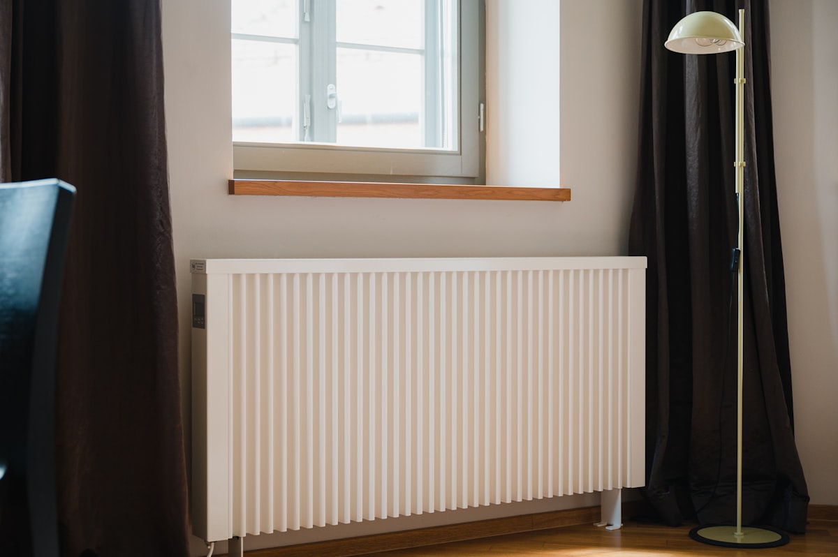 Moderner Heizkörper unter einem Fenster